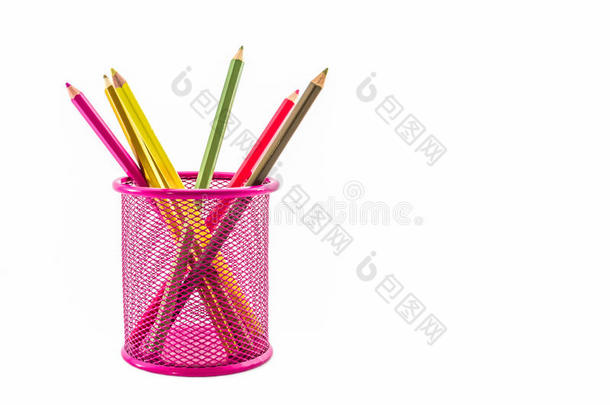 粉红色桶里的彩色铅笔。