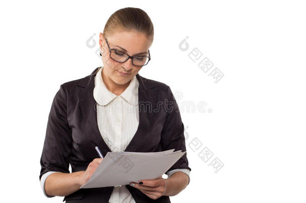 戴眼镜看文件的女商人