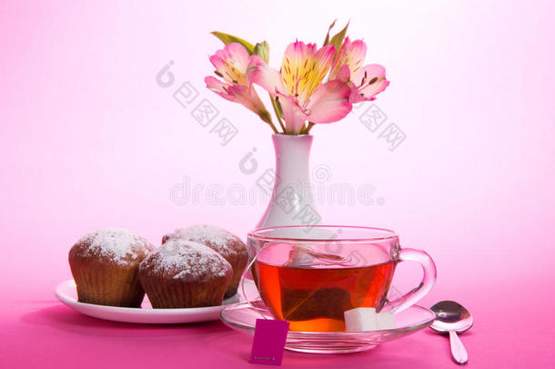 一杯茶，糖，茶匙和白<strong>砂糖</strong>