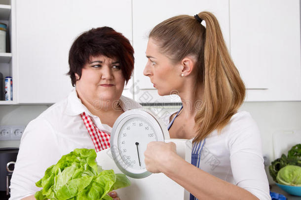 减肥课程：胖女人会和营养师一起减肥。