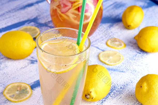 一罐<strong>柠檬水</strong>和新鲜的<strong>柠檬水</strong>