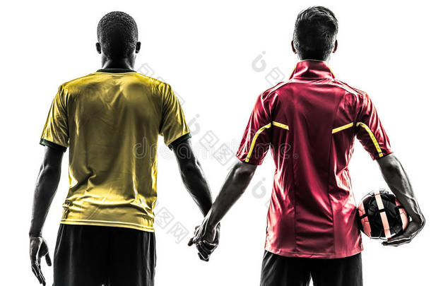 两名男子足球运动员手拉手站立剪影