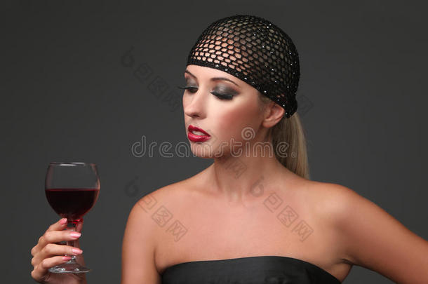 一位年轻漂亮的女士拿着酒杯。复古风格的女孩。