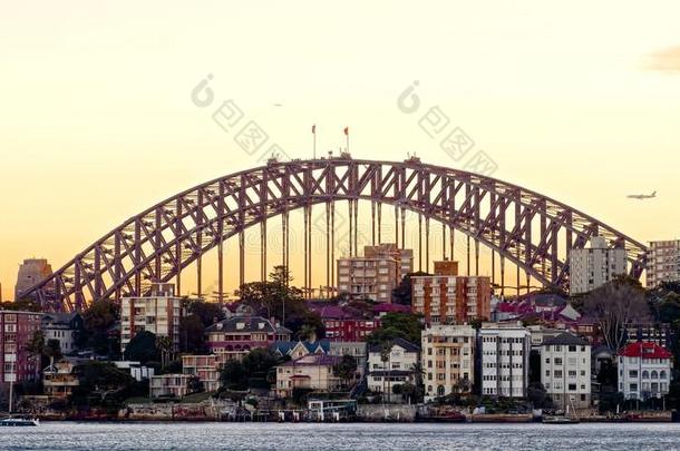 日出时的<strong>悉尼海港大桥</strong>。