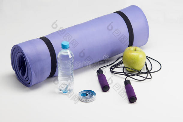 瑜伽垫，带跳绳、水瓶、<strong>腹肌</strong>