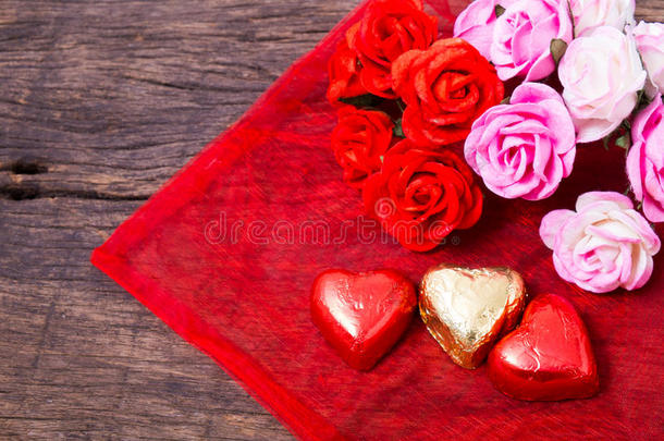 情人节装饰，心形巧克力和玫瑰