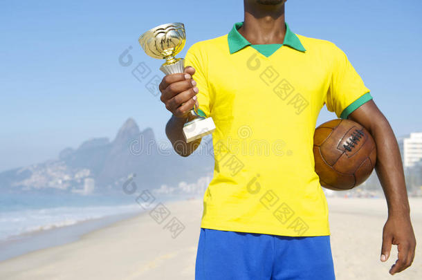 拿着奖杯和足球的巴西足球冠军