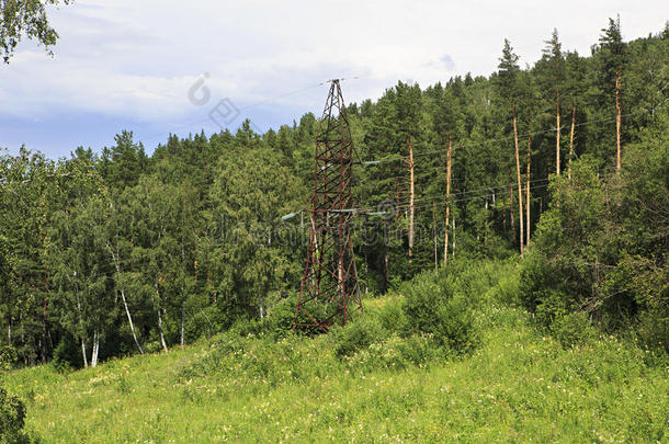 阿尔泰山脉的电力线。