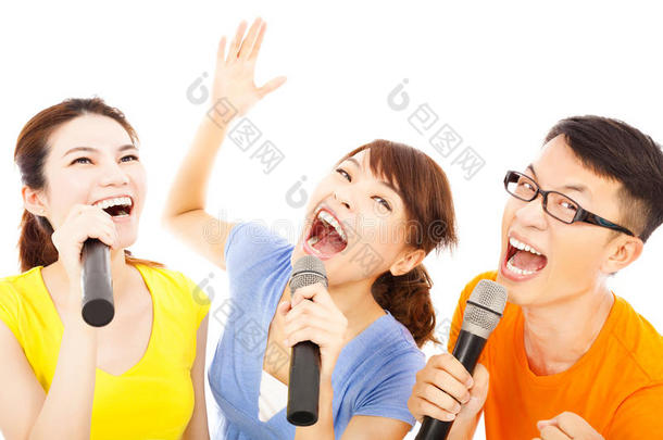快乐的亚洲年轻人用麦克风唱歌