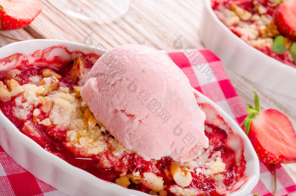 草莓<strong>脆皮冰淇淋</strong>