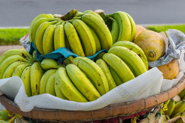 挂在东南亚水果上的一束黄色的香蕉。