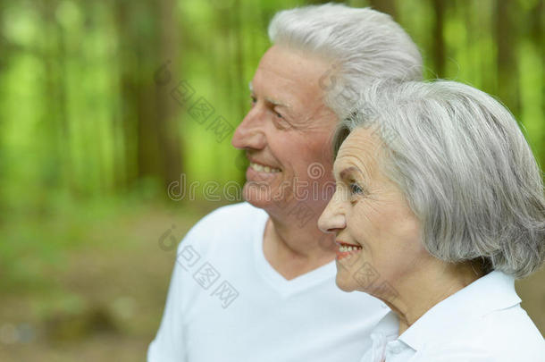 暑期公园的老年夫妇