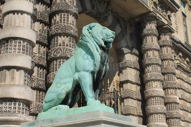 法国巴黎<strong>卢浮宫</strong>附近的绿色青铜狮子雕像
