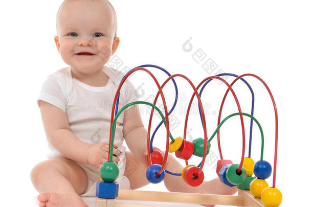 婴幼儿站着玩木制教育玩具