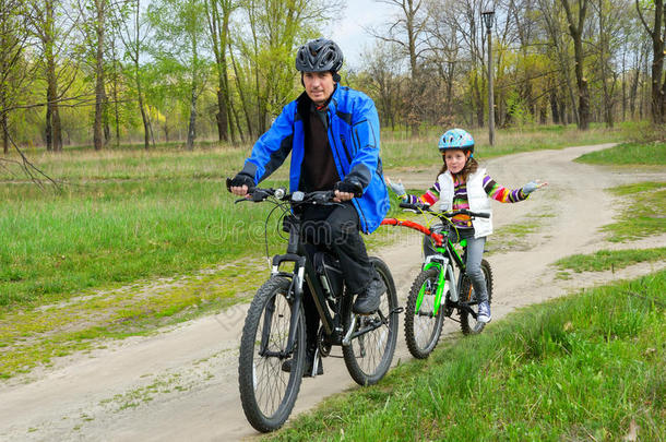 快乐的爸爸和孩子骑自行车，全家骑自行车