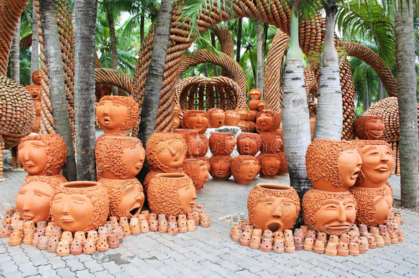 在芭堤雅的<strong>农家乐</strong>热带花园里，这个奇怪的壶雕看起来像人的脸