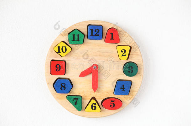 白色背景上独立的彩色木制和任何形状的时钟
