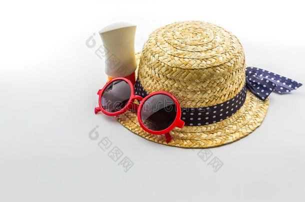 编织帽，红色太阳镜和沐浴露。
