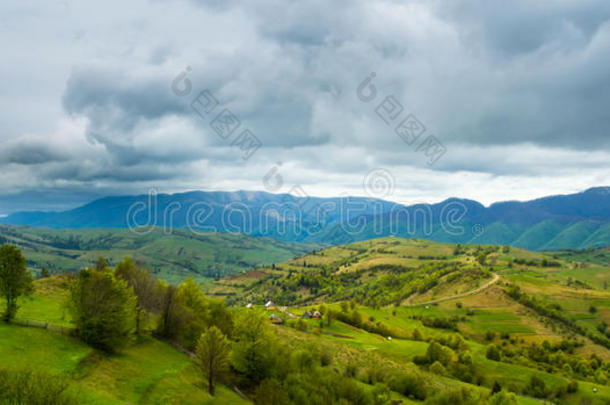 跨越喀尔巴阡山的绿色田野和丘陵