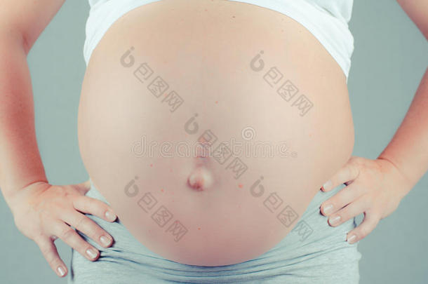 女人肚子的孕妇照