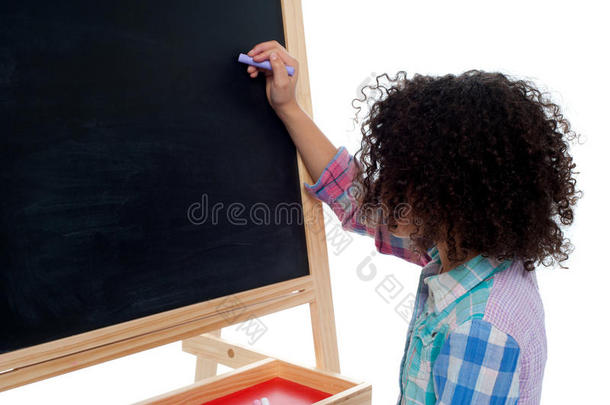 小学生<strong>在黑板上写字</strong>