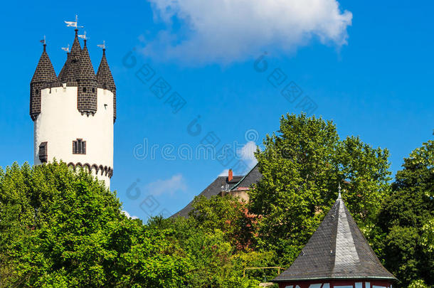 德国哈瑙斯坦海姆的城堡公园和东戎塔和海关<strong>大楼</strong>