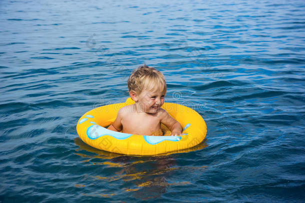 水里的小男孩戴着橡皮圈