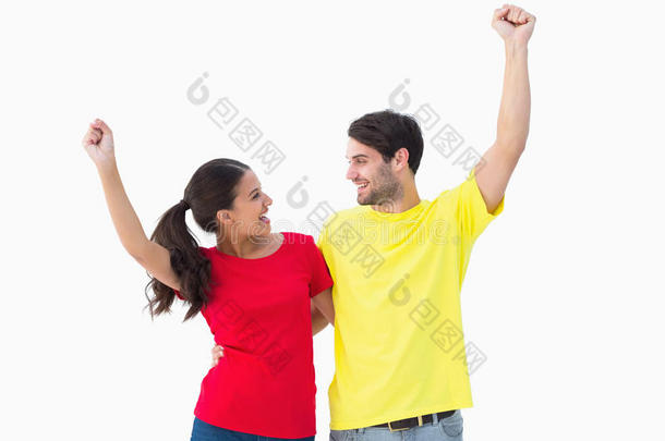 兴奋的<strong>情侣</strong>穿着红黄相间的T<strong>恤</strong>欢呼