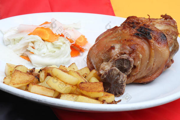 德国烧烤猪手配薯条和沙拉。