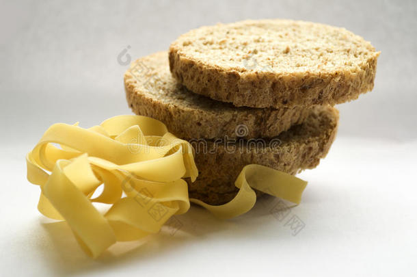 白色餐巾上的新鲜面包金字塔健身<strong>瘦身</strong>黑麦粉口味能量糕点金棕色棉质轻盈