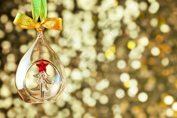 圣诞魔术金色背景，玻璃饰品和彩色