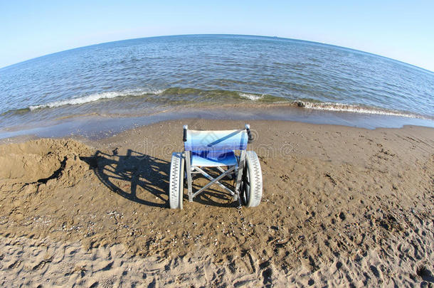 坐轮椅在沙滩和海边<strong>走动</strong>