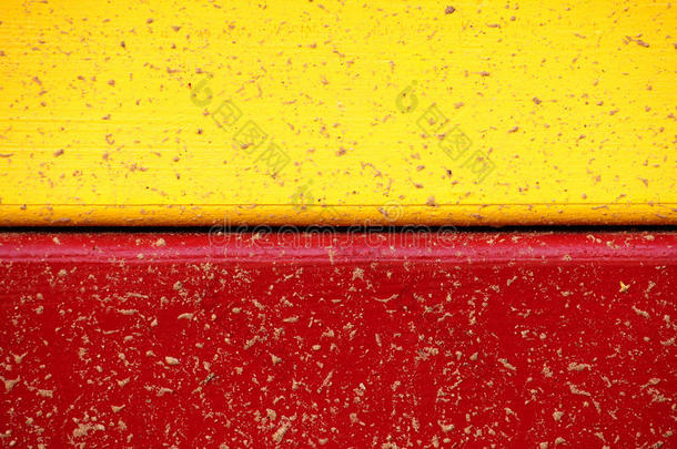 雨后的黄红色木板