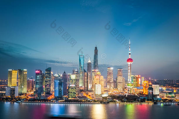 夜幕中的上海金融区天际线
