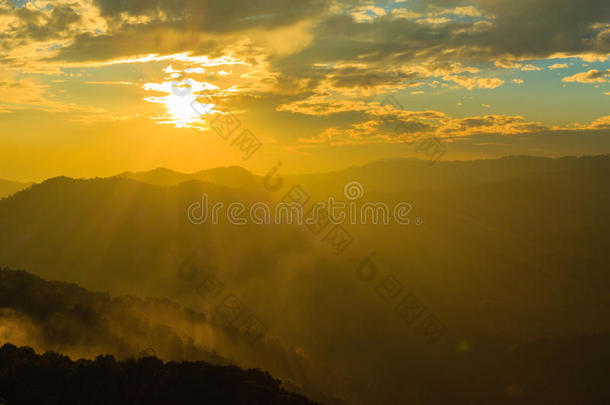 美丽的阳光照耀着美丽的山峦和夕阳，美丽的天空，泰国