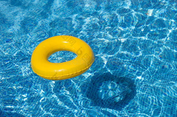 黄色的游泳池浮标，蓝色清凉的游泳池戒指