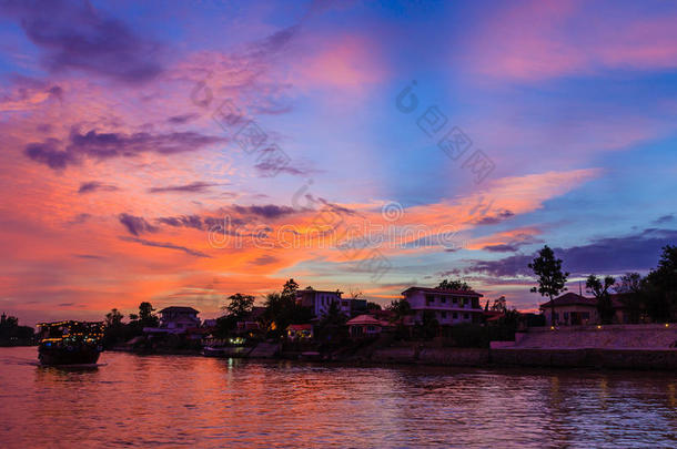 暮色与船湄南河，泰国大城府