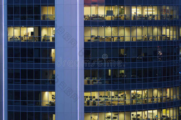 大型商务中心带办公室的透明玻璃墙