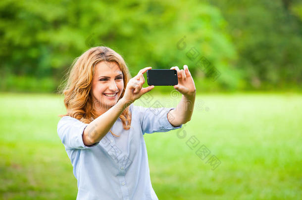 用智能手机拍照的好女人