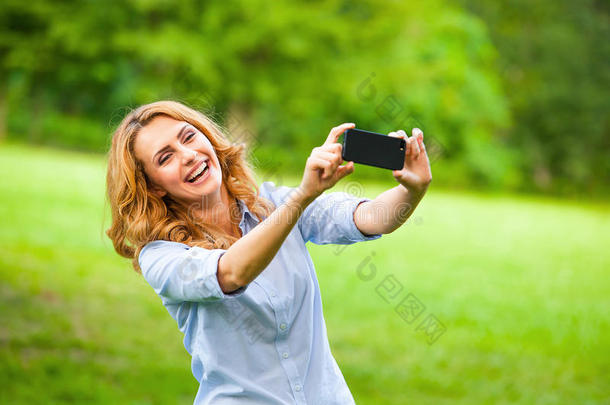 用智能手机拍照的好女人
