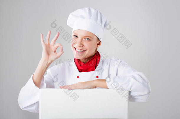 厨师招牌。女厨师/面包师在看纸质招牌广告牌。白色背景下惊讶有趣的表情女人