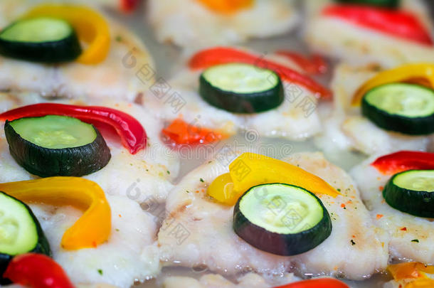 烤过并用蔬菜装饰的鱼片。