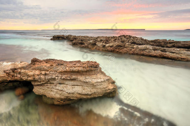 澳大利亚海姆斯海滩日出的柔和柔和柔和的色彩