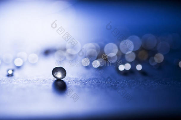 小的，浅褐色的球抽象的黑色和蓝色