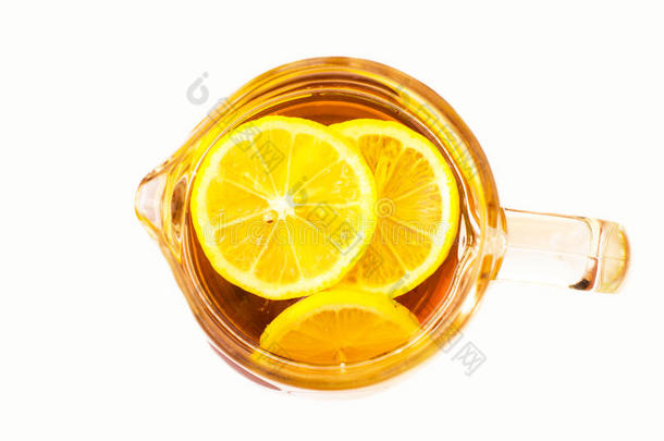 在玻璃壶里放<strong>柠檬片</strong>冷却柠檬水
