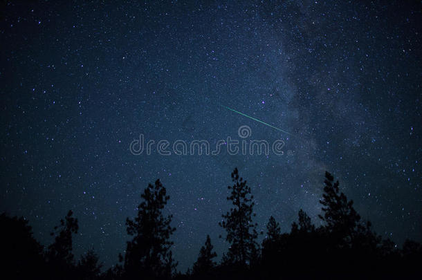 三角洲水星流星与银河系在这壮观的夜晚