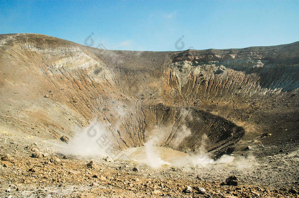 西西里岛，伊奥利，沃卡诺岛上有喷气孔的火山口