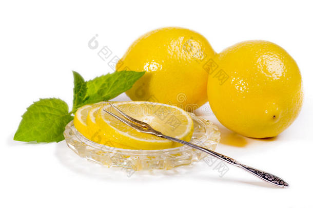 柠檬-水晶碟上的<strong>柠檬片</strong>和<strong>水果</strong>，le的复古叉子