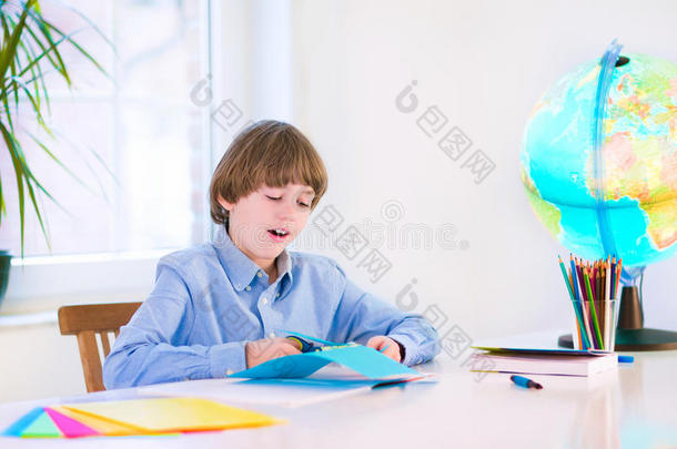 微笑的小男孩在做作业
