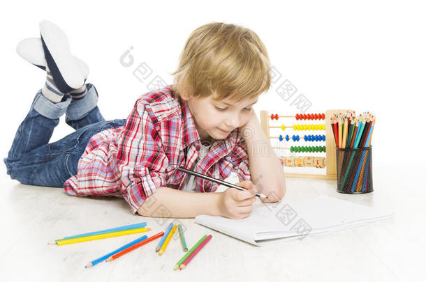 小学生在笔记本上写练习。小学生做作业